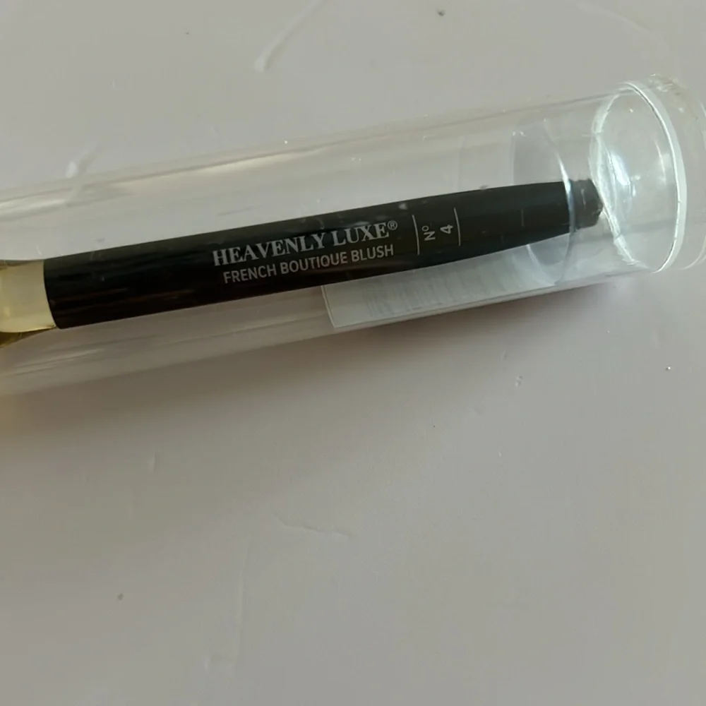 IT Cosmetics Heavenly Luxe French Boutique Blush Brush #4 cream & Powde…